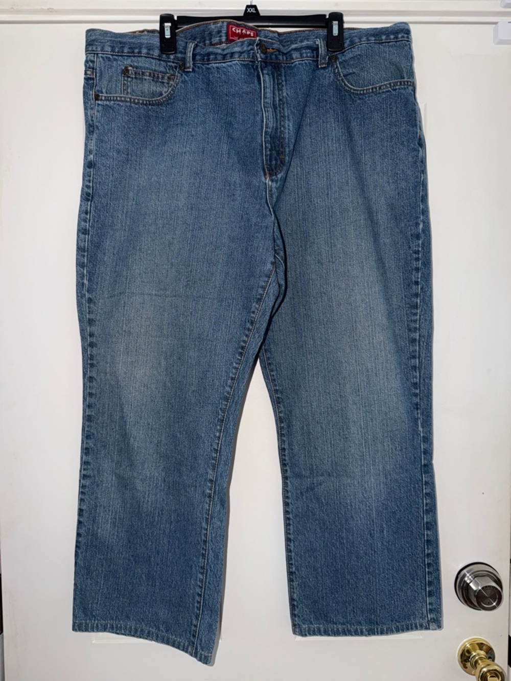 Chaps Men’s Relaxed Straight Jeans in Medium Blue. Sz 42x32